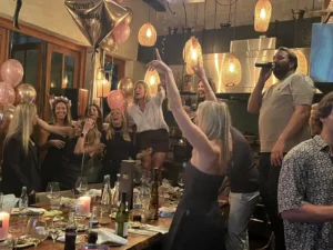 אורחת מרימה יד ושרה, והחברים שרים איתה ליד השולחן