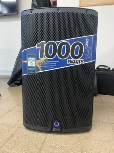 רמקול מוגבר של 1000 וואט, חלק מהציוד של ארז