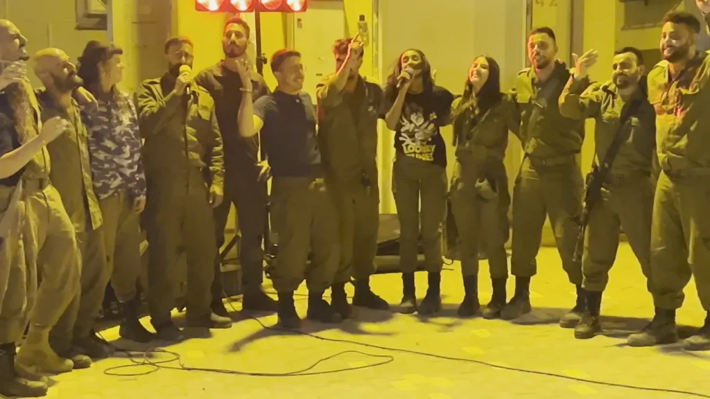 חיילים וחיילות שרים יחד בשורה בערב גיבוש