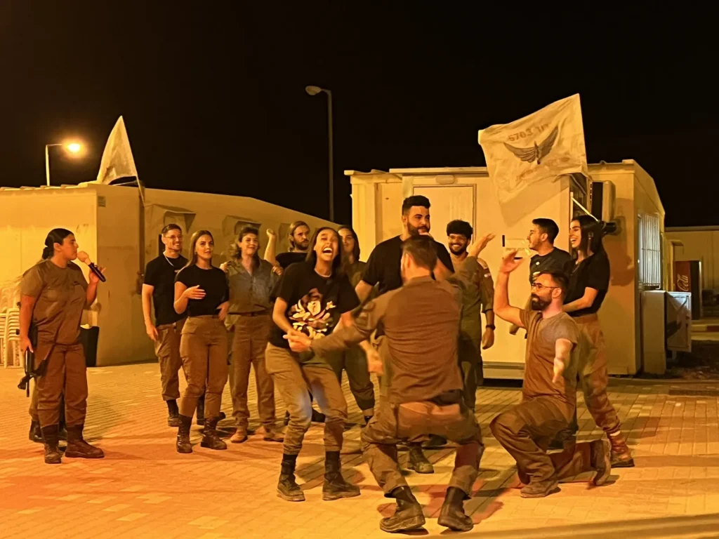 חיילים וחיילות רוקדים על רחבה בערב גיבוש