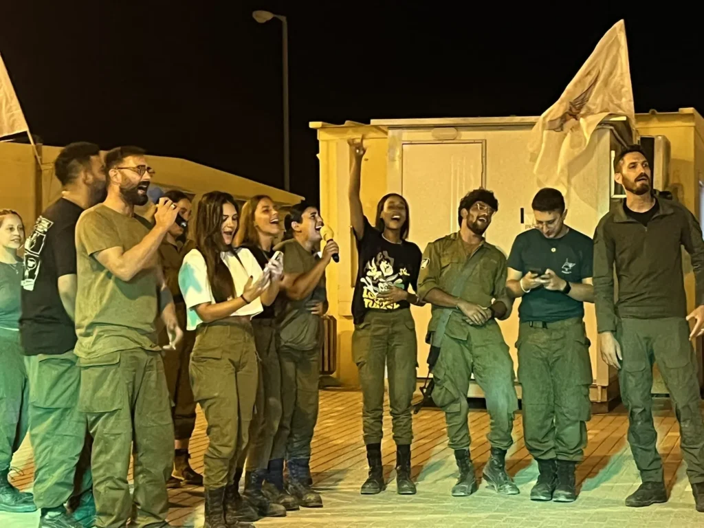 חיילים וחיילות שרים יחד בערב קריוקי