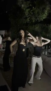 שתי צעירות רוקדות בערב בחוץ