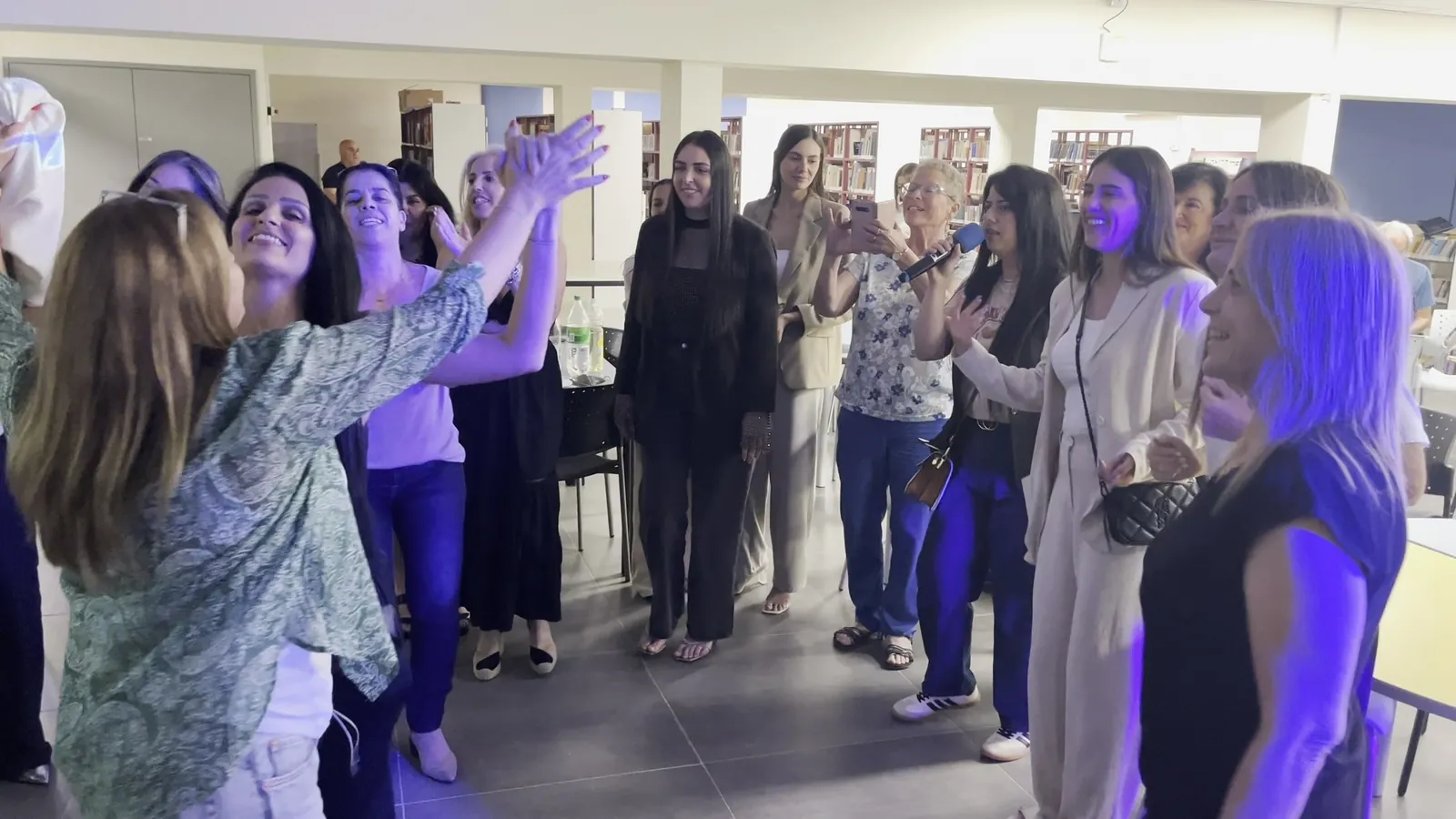 עובדים שרים ורוקדים בערב גיבוש, תמונה 4