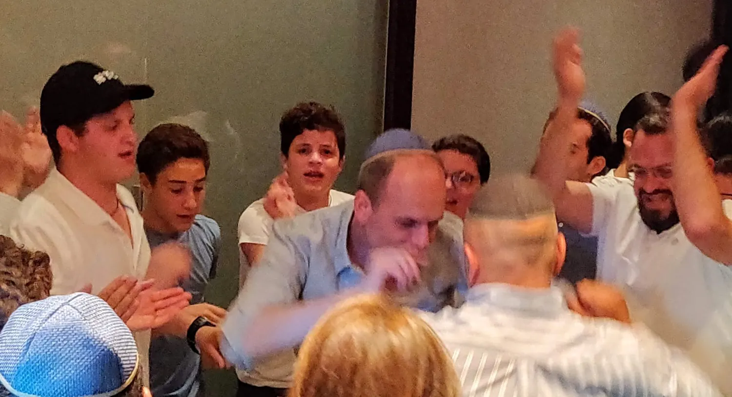 גברים רוקדים במעגל בחגיגת בר מצווה