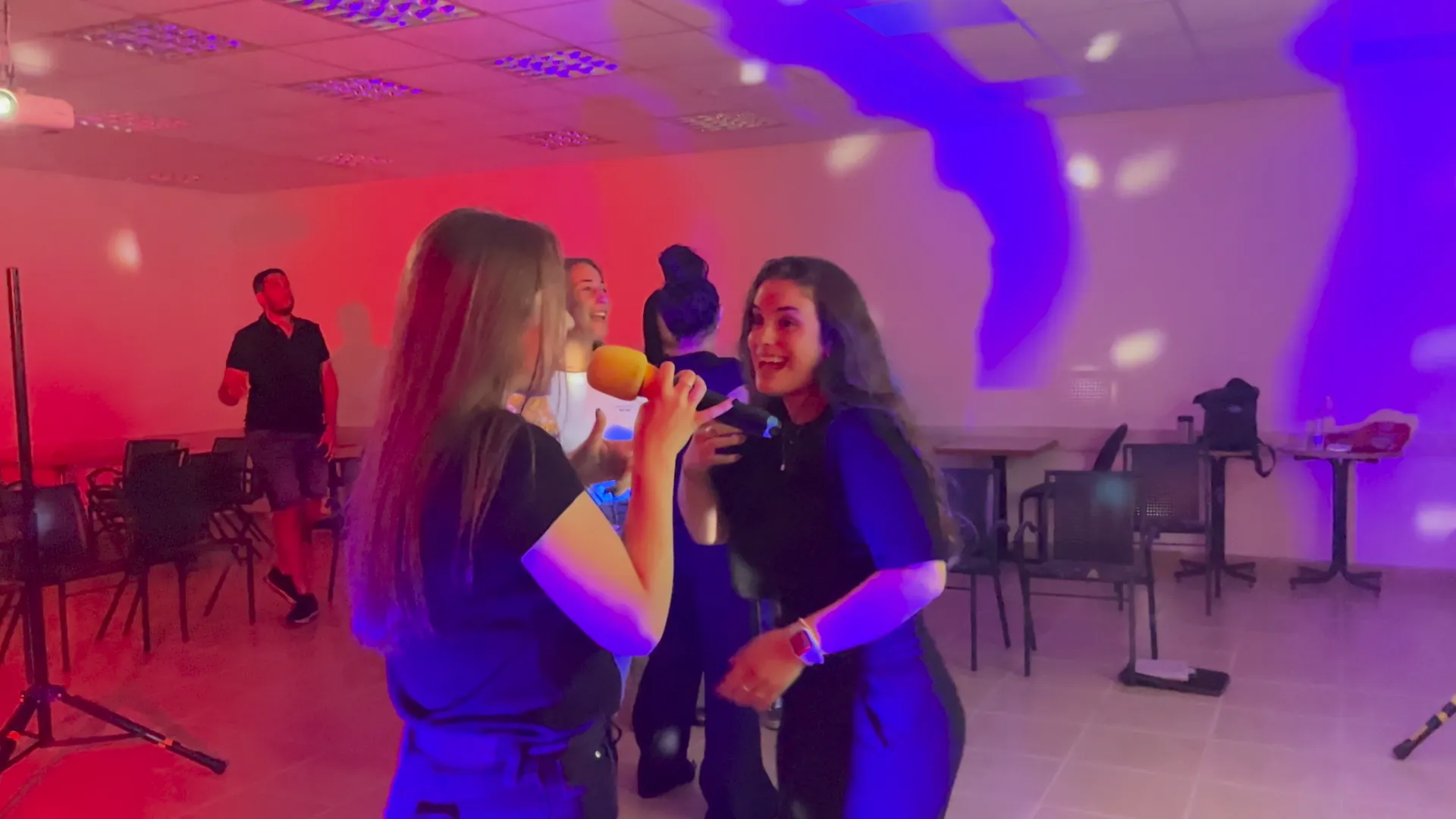 שתי חברות שרות יחד במיקרופון
